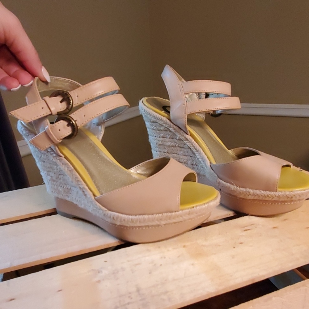 GUESS womens platform wedge sandal